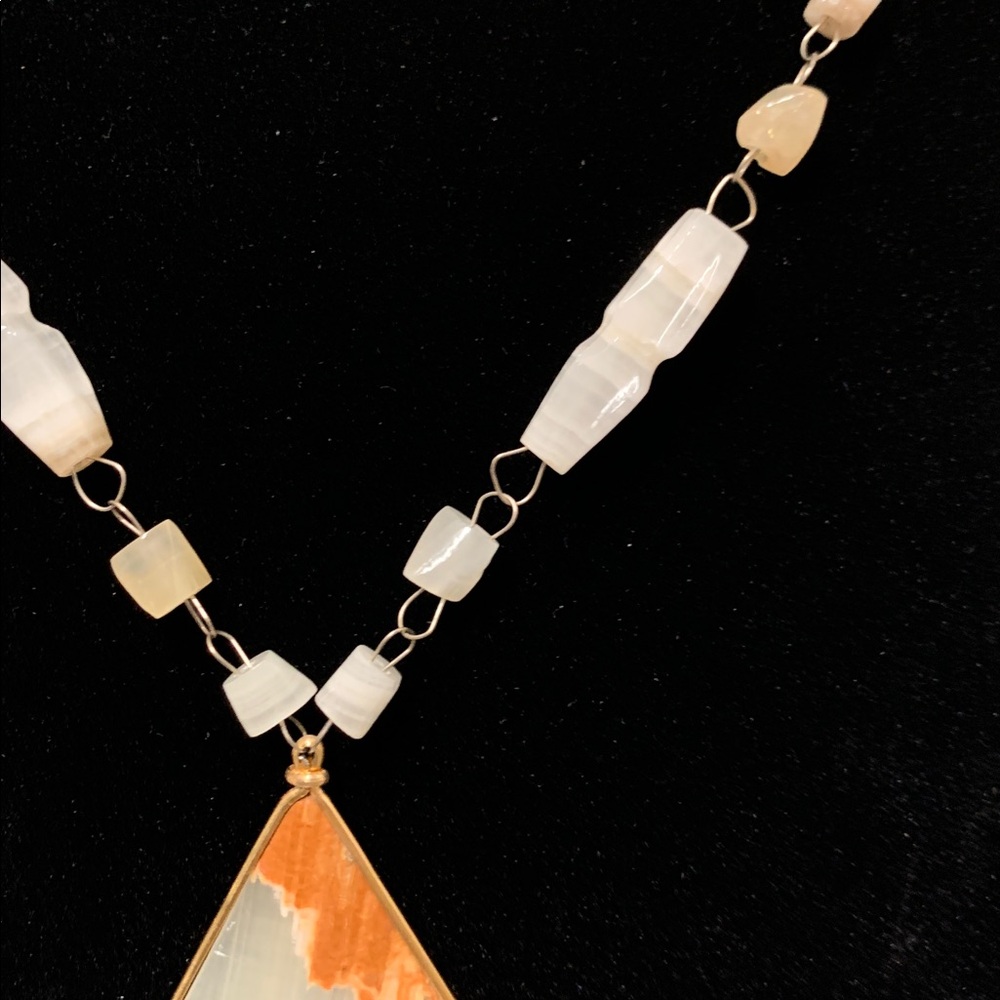 Vintage Carved Agate Necklace Elegant Stone Gold & Cream Pendant Necklace - Picture 5 of 10
